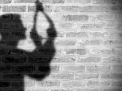 Segundos, diretor da escola secundária Syahid 2 Cilincing é encontrado morto enforcado