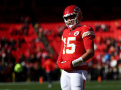Patrick Mahomes receberá uma segunda opinião do médico dos Cowboys sobre a ruptura do ligamento cruzado anterior, já que seu cronograma de retorno permanece incerto, diz Andy Reid