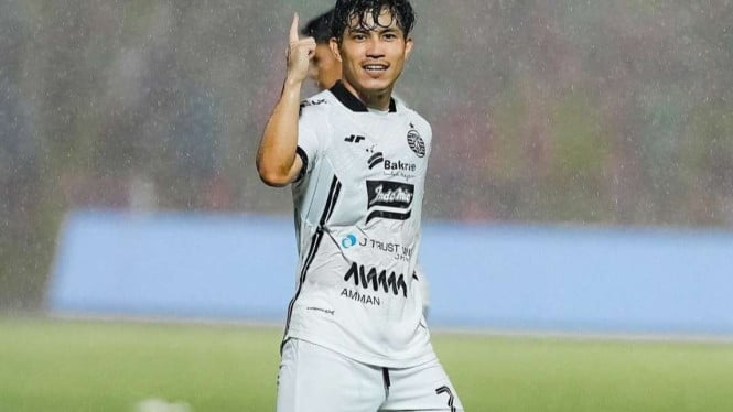 6752ff211a364-pemain-persija-jakarta-ryo-matsumura_665_374.jpg