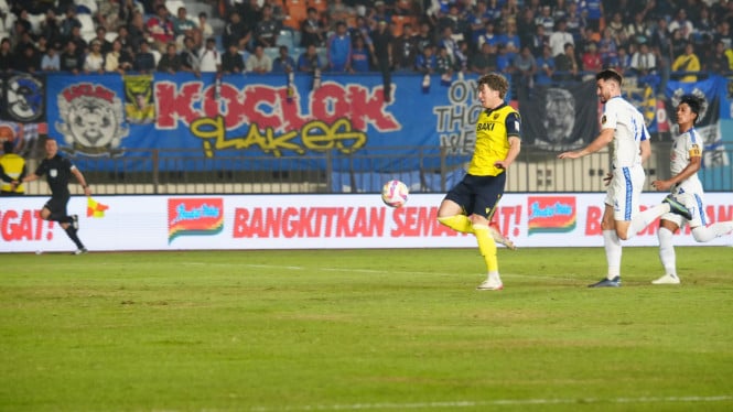 686fdaf7d936d-ole-romeny-di-laga-oxford-united-vs-arema_665_374.jpeg
