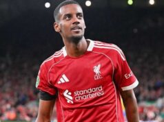 Dolorido, Liverpool anuncia perna quebrada de Alexander Isak