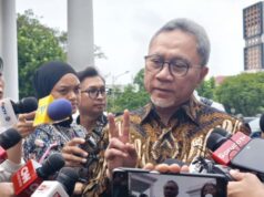 O momento em que Zulkifli Hasan come satay enquanto fuma um charuto durante uma visita a Aceh está em destaque