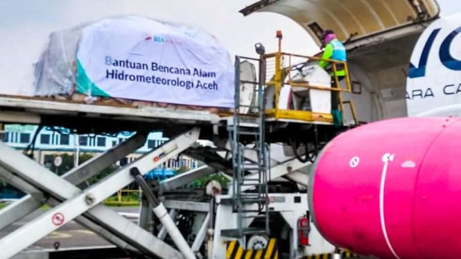 692c8c3a566de-puluhan-ton-bantuan-mulai-diangkut-ke-aceh-lewat-kargo-udara_665_374.jpg