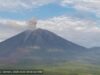 Entrando em erupção a até 1.000 metros do pico esta manhã, o Monte Semeru entrou em erupção 11 vezes desde a manhã de sábado.
