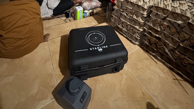 693d1230e566c-penyaluran-perangkat-internet-satelit-starlink-ke-korban-bencana-di-aceh-sumatra_665_374.jpg