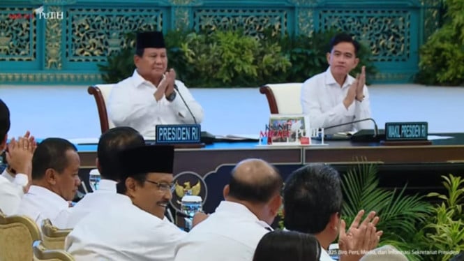 6940c048e8ef2-tepuk-tangan-presiden-dan-kabinet-saat-mendengarkan-laporan-mentan-amran_665_374.jpeg