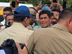 Os residentes de Agam começaram a chorar quando Prabowo visitou o posto de evacuação de desastres causados pelas enchentes