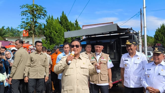 69437f2154dff-presiden-ri-prabowo-subianto-meninjau-posko-pengungsian-di-kabupaten-agam_665_374.jpg