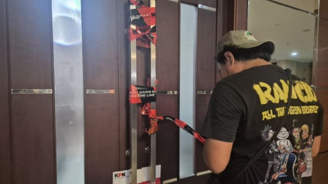 694415a69d9f5-pintu-ruang-kerja-bupati-bekasi-disegel-penyidik-kpk_665_374.jpg