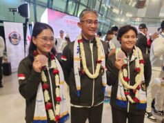 Lesão não quebra o ânimo, atleta de mergulho indonésio é recebido alegremente no aeroporto após ganhar a medalha dos Jogos SEA de 2025