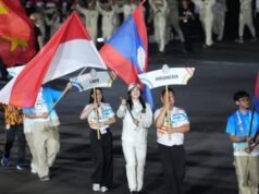 Espetacular cerimônia de encerramento dos Jogos SEA da Tailândia em 2025, a atleta de patinação no gelo Kierana exibe orgulhosamente vermelho e branco