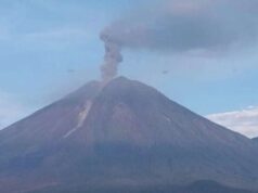 Monte Semeru entra em erupção novamente, altura da erupção atinge 1,2 km