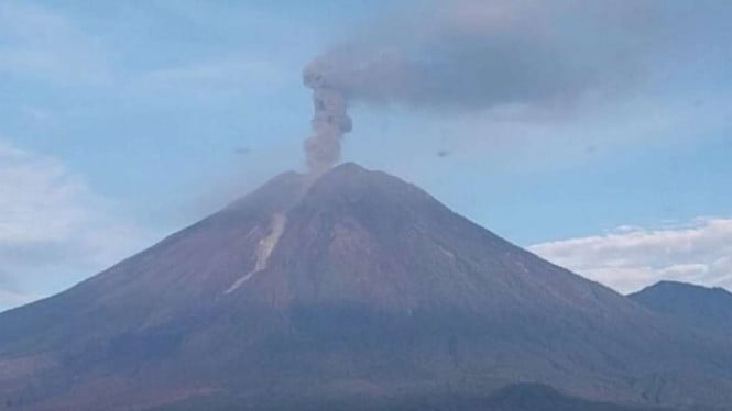 69473c78f381a-erupsi-gunung-semeru-minggu-21-desember-2025_665_374.jpg