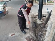 Os segundos em que um motorista de carro de caixa bate em uma motocicleta e morre em Pesanggrahan, iniciado por uma briga