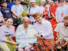 Moradores de Badung Bali com mais de 75 anos recebem um ‘presente’ de IDR 3 milhões