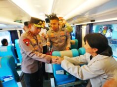 Chefe da Polícia Nacional visita a delegacia de Pasar Senen e garante segurança e preparação para o Natal de 2025