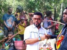 Senador da Papua Ocidental distribui ajuda aos refugiados de Bintuni