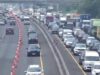 Fila serpenteando na estrada com pedágio Jacarta-Cikampek, área de descanso Km 57 Aberto-Fechado Forçado