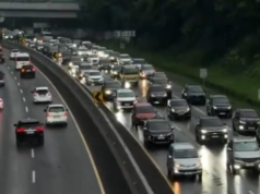 O refluxo do feriado de Natal na estrada com pedágio de Cipularang na direção de Jacarta está lotado