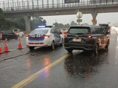 O refluxo de Natal começa a ficar pesado, a polícia implementa o contrafluxo na estrada com pedágio de Jacarta Cikampek esta tarde
