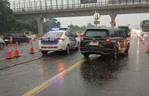 O refluxo de Natal começa a ficar pesado, a polícia implementa o contrafluxo na estrada com pedágio de Jacarta Cikampek esta tarde