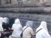 Virais! Grupo de pessoas usando turbantes brancos Dhikr no templo de Prambanan