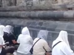 Virais! Grupo de pessoas usando turbantes brancos Dhikr no templo de Prambanan