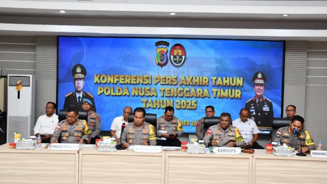 695231be534fc-konferensi-pers-akhir-tahun-polda-ntt-tahun-2026_665_374.jpg