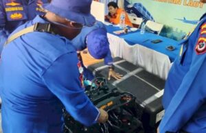 Tecnologia avançada implantada, fundo do mar em Labuan Bajo penteado usando drones para procurar treinador afogado de Valência