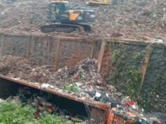 Segundos do deslizamento de terra de Bantargebang, caminhão de lixo cai no rio