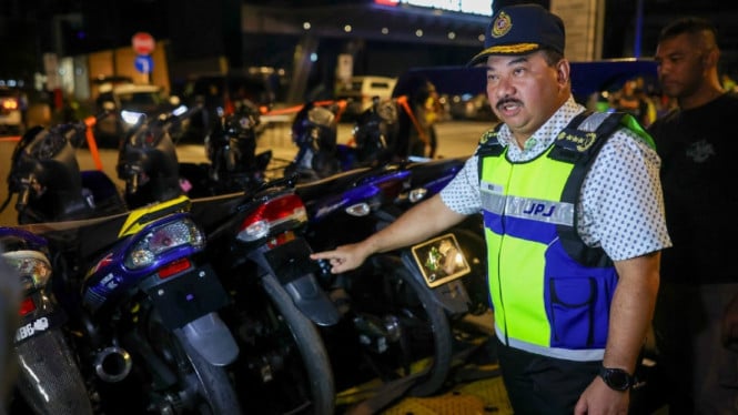 69554a8b50d61-petugas-malaysia-tilang-pemotor_665_374.jpeg