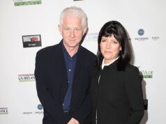 Richard Curtis, do Love Actually, está preso em uma briga em um acampamento em sua vila chique