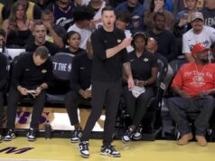 O técnico do Lakers, JJ Redick, criticou os jogadores por falta de esforço contra o Suns