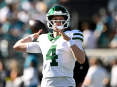 A família de Brady Cook comemora com aplausos e abraços depois que o quarterback não draftado dos Jets faz seu primeiro touchdown na NFL