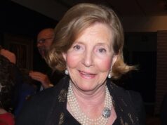 A dama de companhia da princesa Margaret, Anne Glenconner, explica por que ela não se arrepende de ter ficado com seu marido abusivo – e como ela está se divertindo muito aos 93 anos… inclusive com seu amigo de longa data, o rei Charles