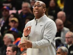 O técnico do Knicks, Mike Brown, critica os dirigentes após derrota para o Sixers