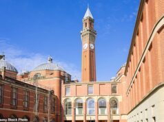 Grande universidade britânica pede o fim dos exames como parte dos planos para “descolonizar” a sua escola de negócios – porque “eles favorecem os estudantes brancos”