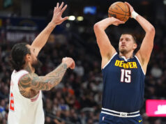 O 12º triplo-duplo de Nikola Jokic na temporada leva o Nuggets à vitória por 128-125 OT sobre o Rockets