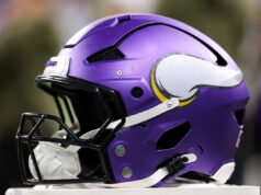 Horas antes de um jogo fora de casa contra os Giants, o avião dos Vikings foi desviado para Minnesota devido a problemas mecânicos no ar.