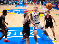 Nº 17 do Kansas usa pontuação equilibrada para vencer Davidson por 90-61