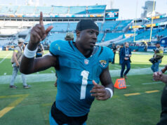 Travis Etienne, dos Jaguars, tornou-se o corredor de 1.000 jardas pela terceira vez