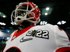 Visite a boutique de Atenas que conserta uniformes de futebol da Geórgia todas as semanas