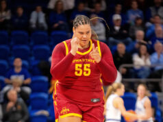 O imparável Audie Crooks marca o recorde de sua carreira com 47 pontos para manter o 10º lugar do estado de Iowa invicto