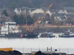 O governo dos EUA admitiu negligência na colisão de helicóptero e avião em Washington que matou 67 pessoas