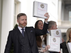 Influenciadores de direita sugaram Trump em 2025 – e pagaram por isso