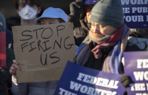 Os ataques não provocados de Trump aos trabalhadores federais prejudicaram o financiamento
