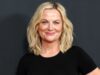 Amy Poehler relembra uma briga de avião de primeira classe por falar muito alto com uma criança