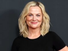 Amy Poehler relembra uma briga de avião de primeira classe por falar muito alto com uma criança
