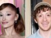 O namorado de Ariana Grande, Ethan Slater, é visto nos bastidores durante o show do ‘SNL’