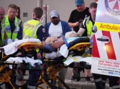 Espectador mostrado em vídeo desarmando atirador durante tiroteio na praia australiana elogiado por bravura – Mercury News